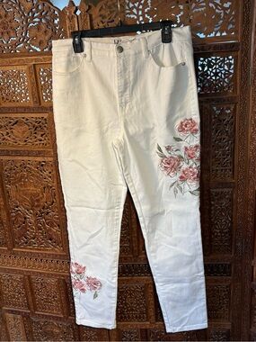 DG2 by Diane Gilman White Straight Leg Women's Jeans